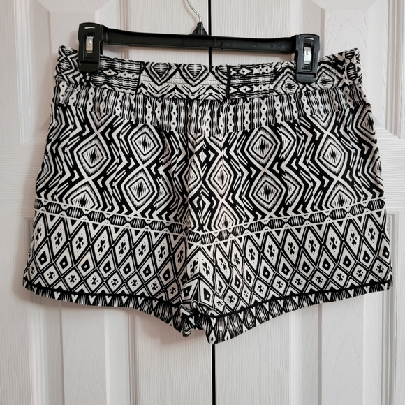 J. Crew Shorts, Women's, Black White Pattern, Size 4 - Picture 2 of 4